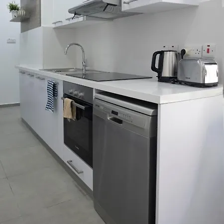 Lovely 2 Bed In City Centre * Larnaca