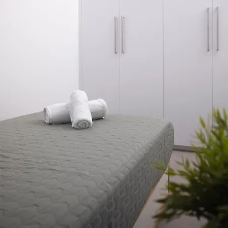 Lovely 2 Bed In City Centre شقة