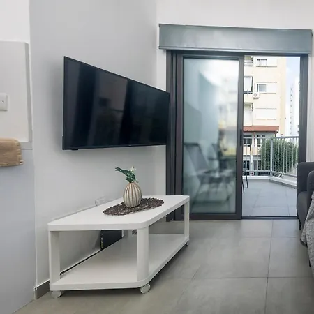 Lovely 2 Bed In City Centre * Larnaca